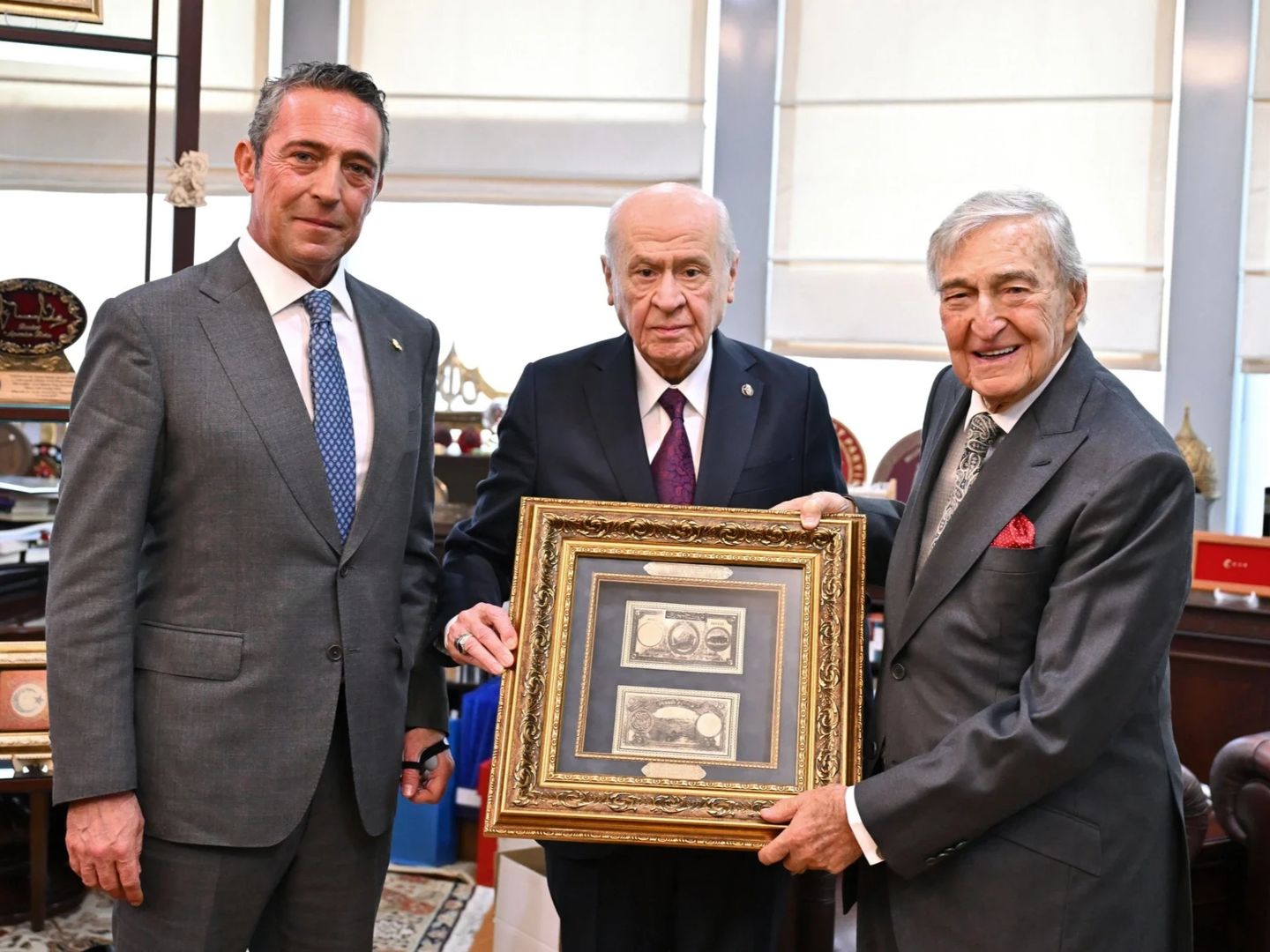 Koç Ailesi’nin Bahçeli’ye verdiği hediyenin sırrı ortaya çıktı: Çerçeveden “Bozkurtlu 5 Lira” çıktı