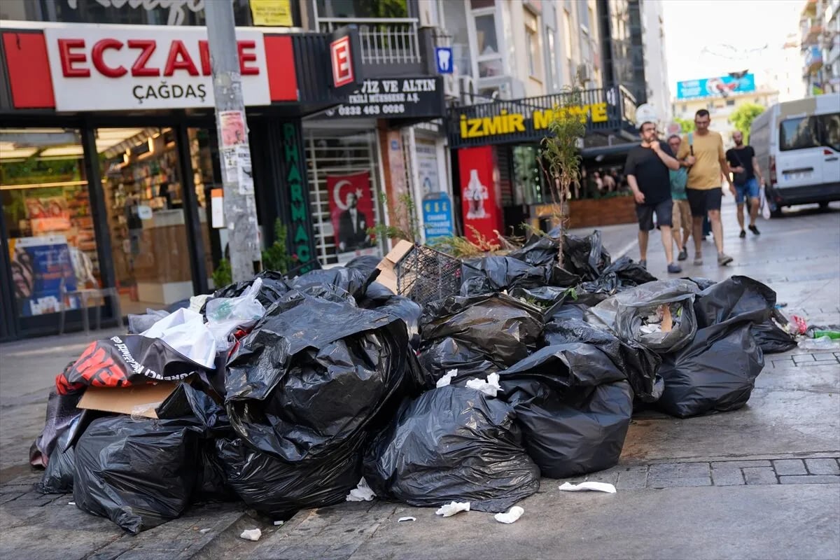 İzmir'de işçiler grevde, çöpler ortada kaldı