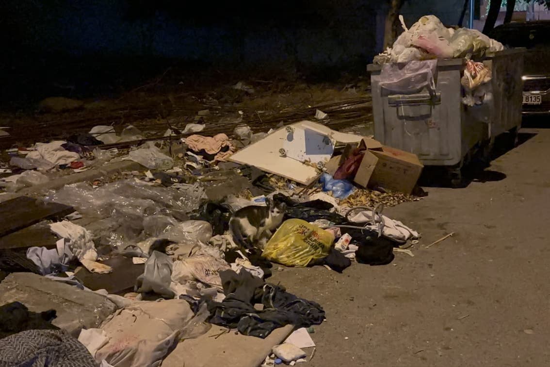 Kartal Belediyesi'nde temizlik işçileri maaşları ödenmediği için iş yavaşlattı