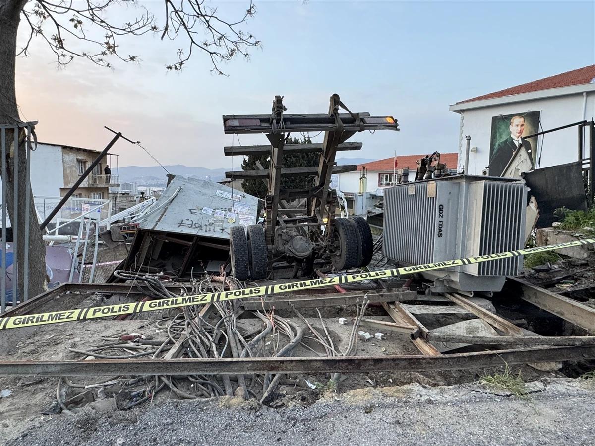 İzmir Konak'ta freni patlayan kamyon okul bahçesine devrildi