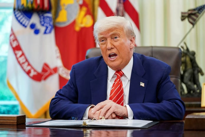 Trump’tan Macron’a tavsiye: Uçağın kapısını kapalı tut 