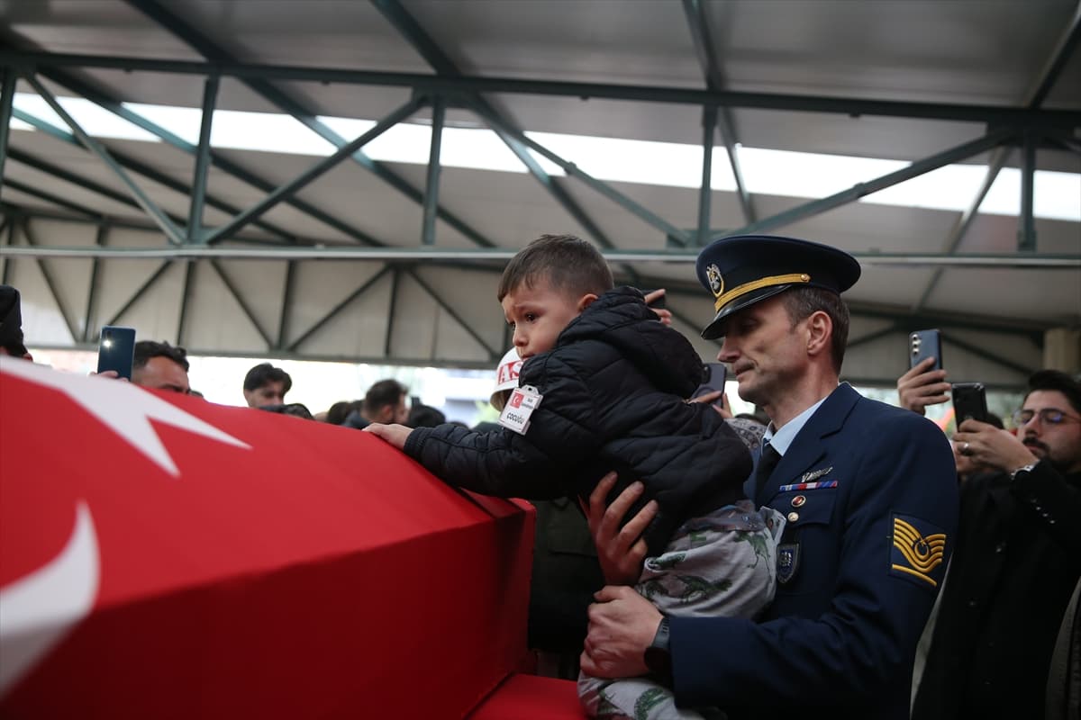 Türkiye için en acı günlerden biri: Şehitler son yolculuğuna uğurlandı