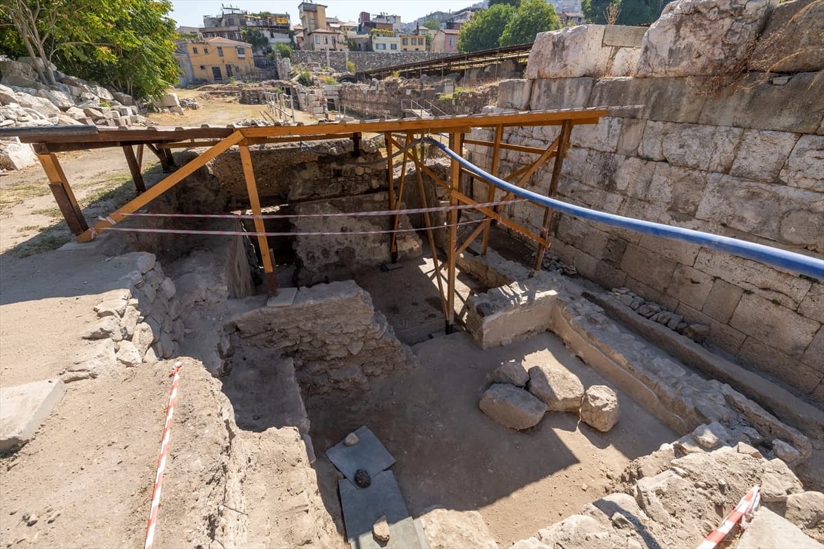 Smyrna Antik Kenti'nde yeni bulgular gün yüzüne çıkarıldı