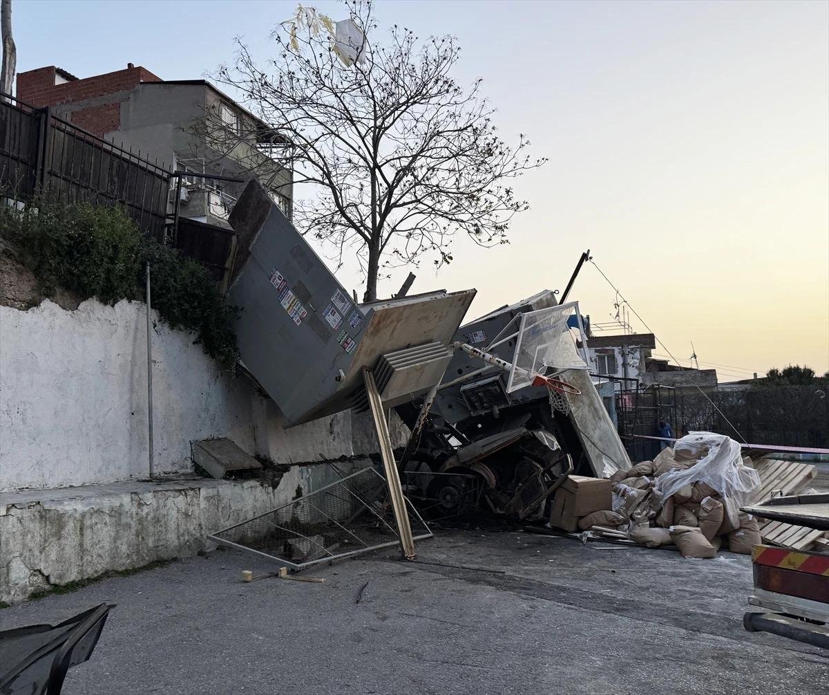 İzmir Konak'ta freni patlayan kamyon okul bahçesine devrildi