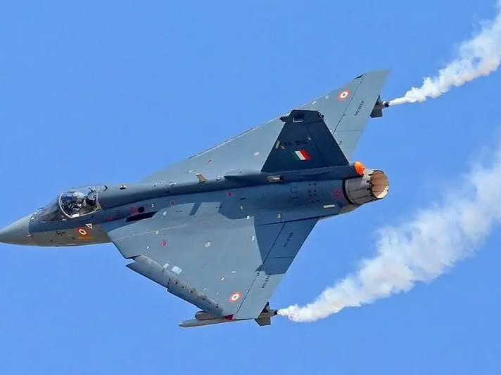 Indian Fighter Jet Falls at Dubai Airshow, Pilot Dies