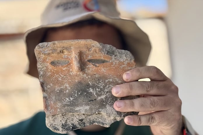 Konya'daki Gökhöyük kazısında 5 bin yıllık 'insan yüzlü' çömlek bulundu