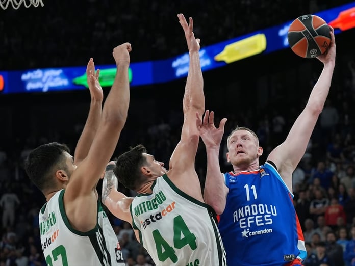 Anadolu Efes sahasında Panathinaikos'a mağlup oldu: Seride avantaj Yunan ekibinde