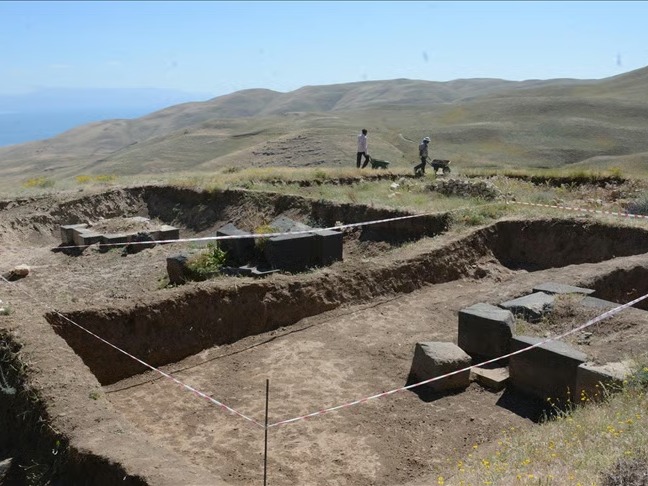 2 bin 700 Yıllık Urartu Kalesi'nde 49 tane fil ayağı bulundu