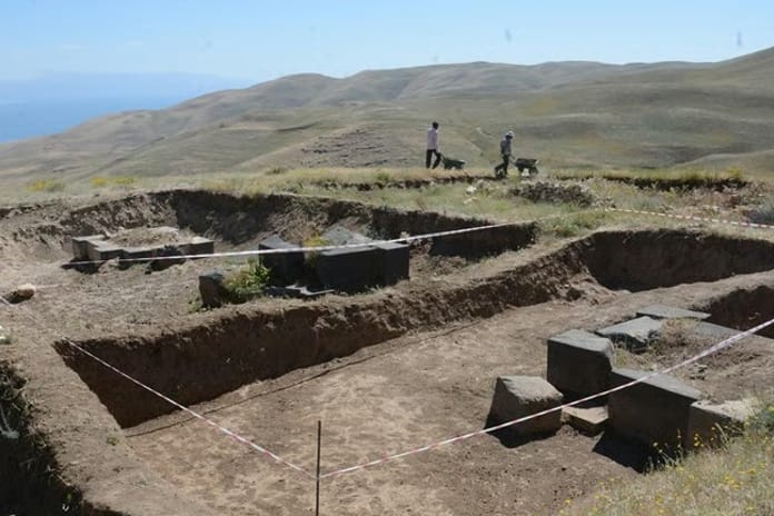 2 bin 700 Yıllık Urartu Kalesi'nde 49 tane fil ayağı bulundu