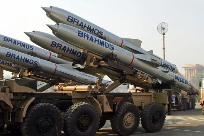 Hindistan, 455 milyon dolarlık BrahMos füze ihracat anlaşması imzaladı