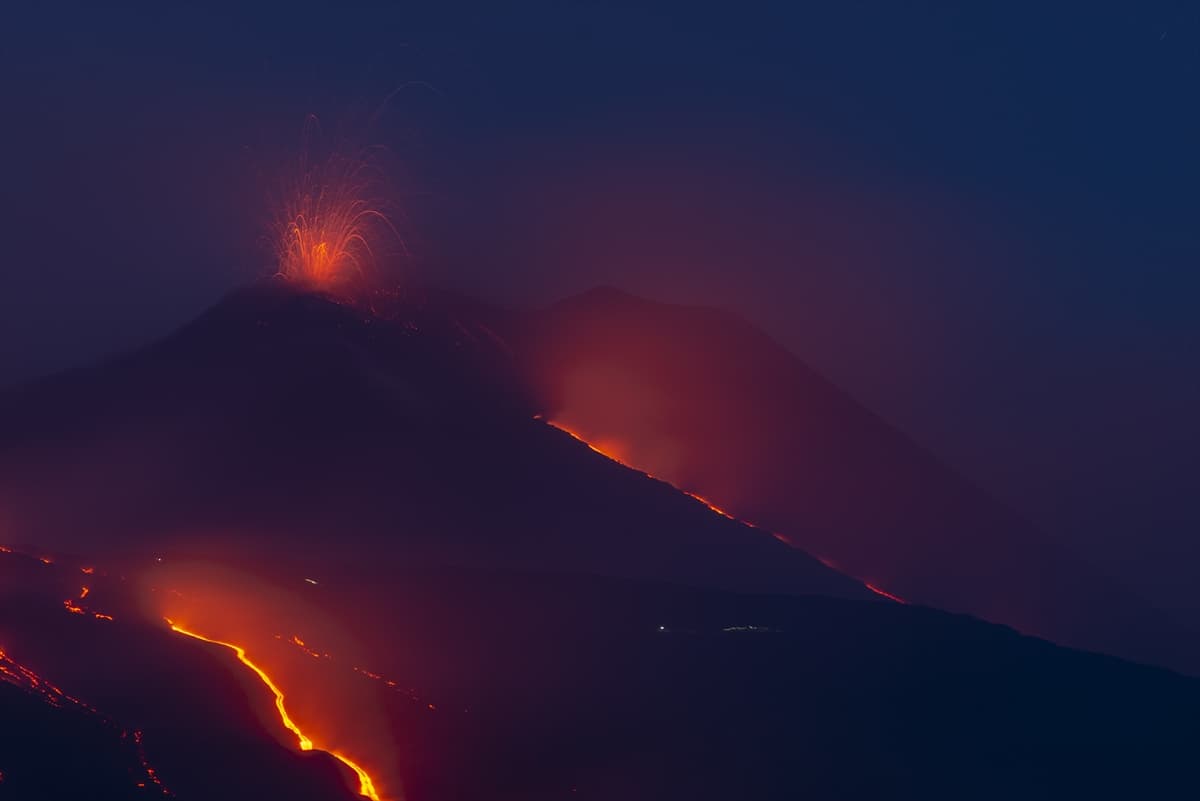 Etna Yanardağı lav püskürtmeye devam ediyor