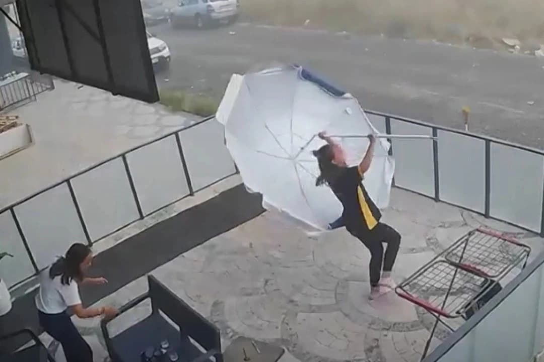 Şemsiyeyi kapatmak isterken havaya savruldu