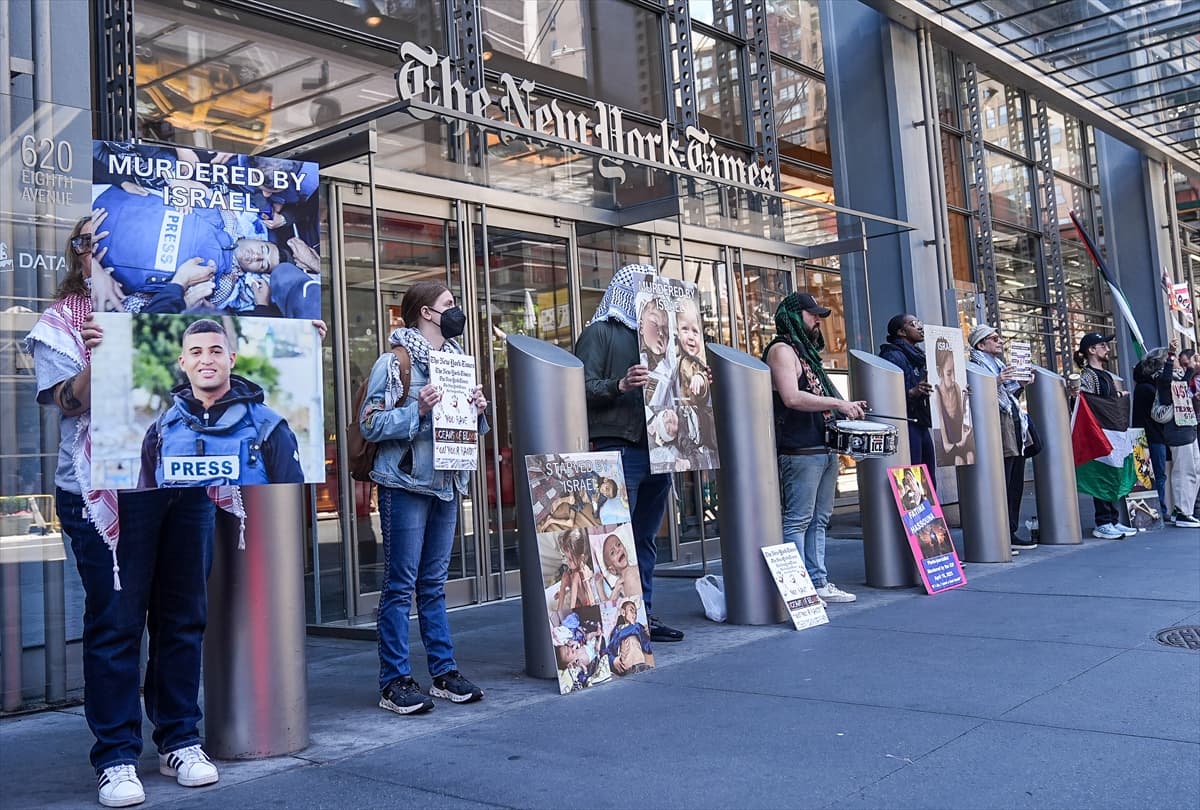 New York Times'ın önünde Gazze için haykırdılar