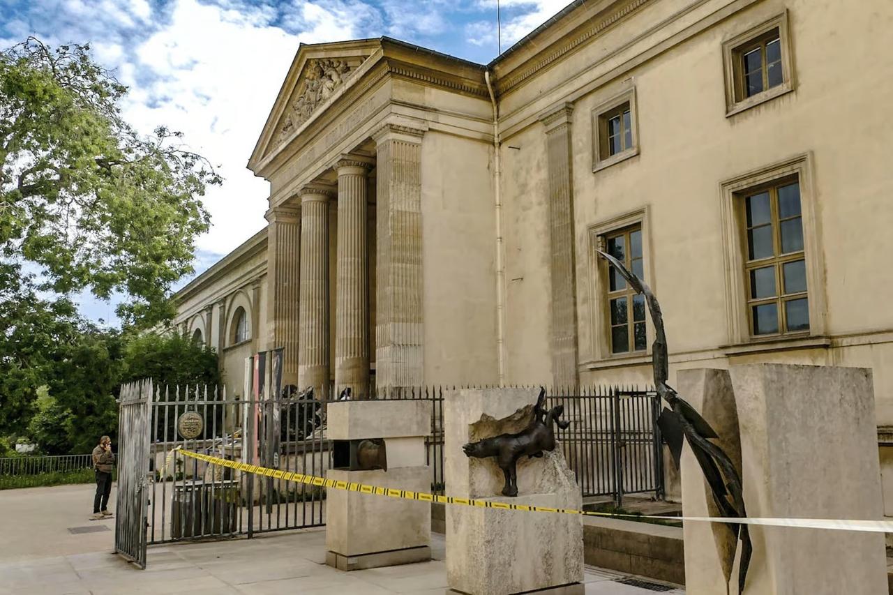 Paris’te müzeden 700 bin dolarlık altın çalındı