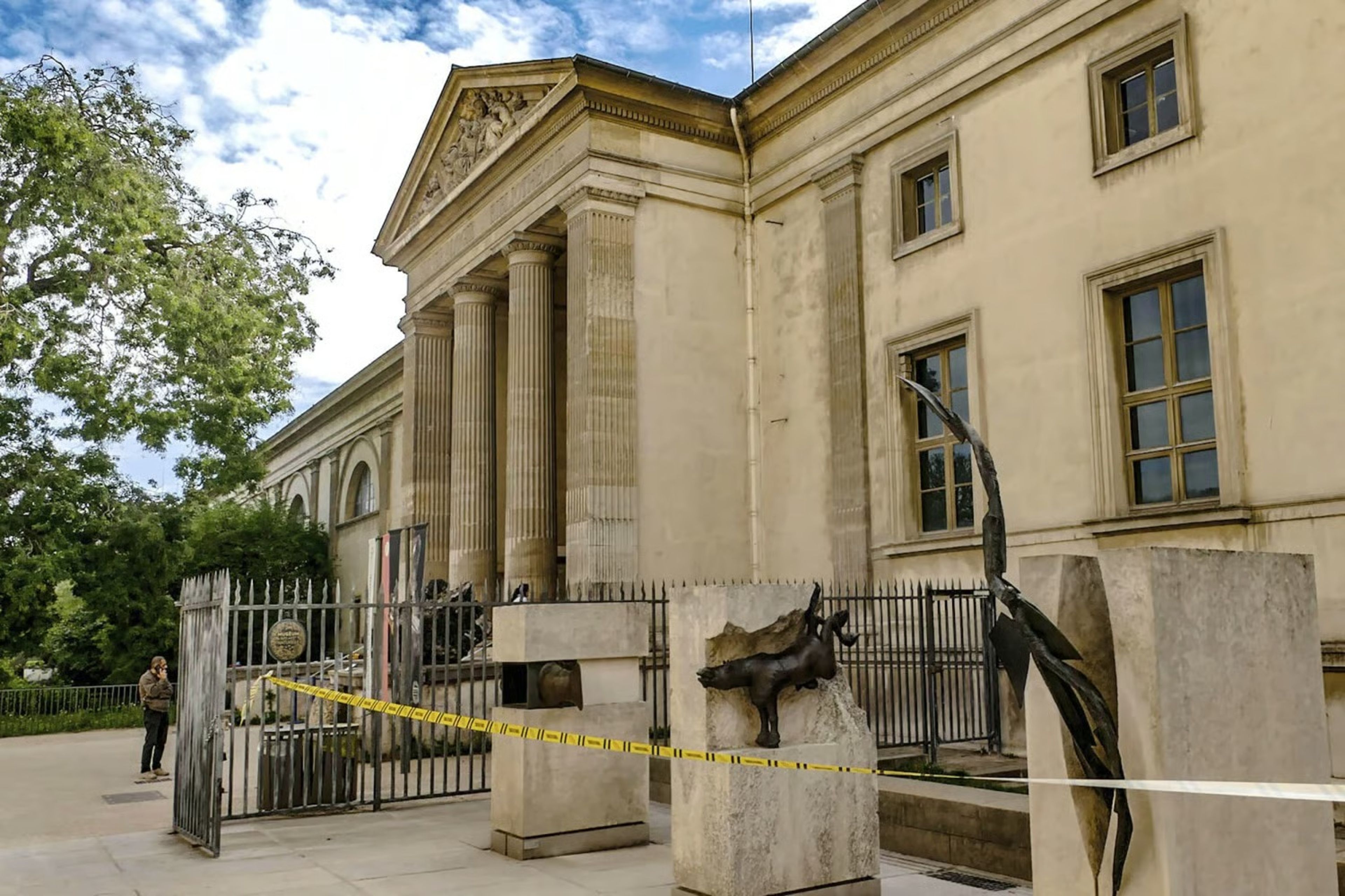 Paris’te müzeden 700 bin dolarlık altın çalındı