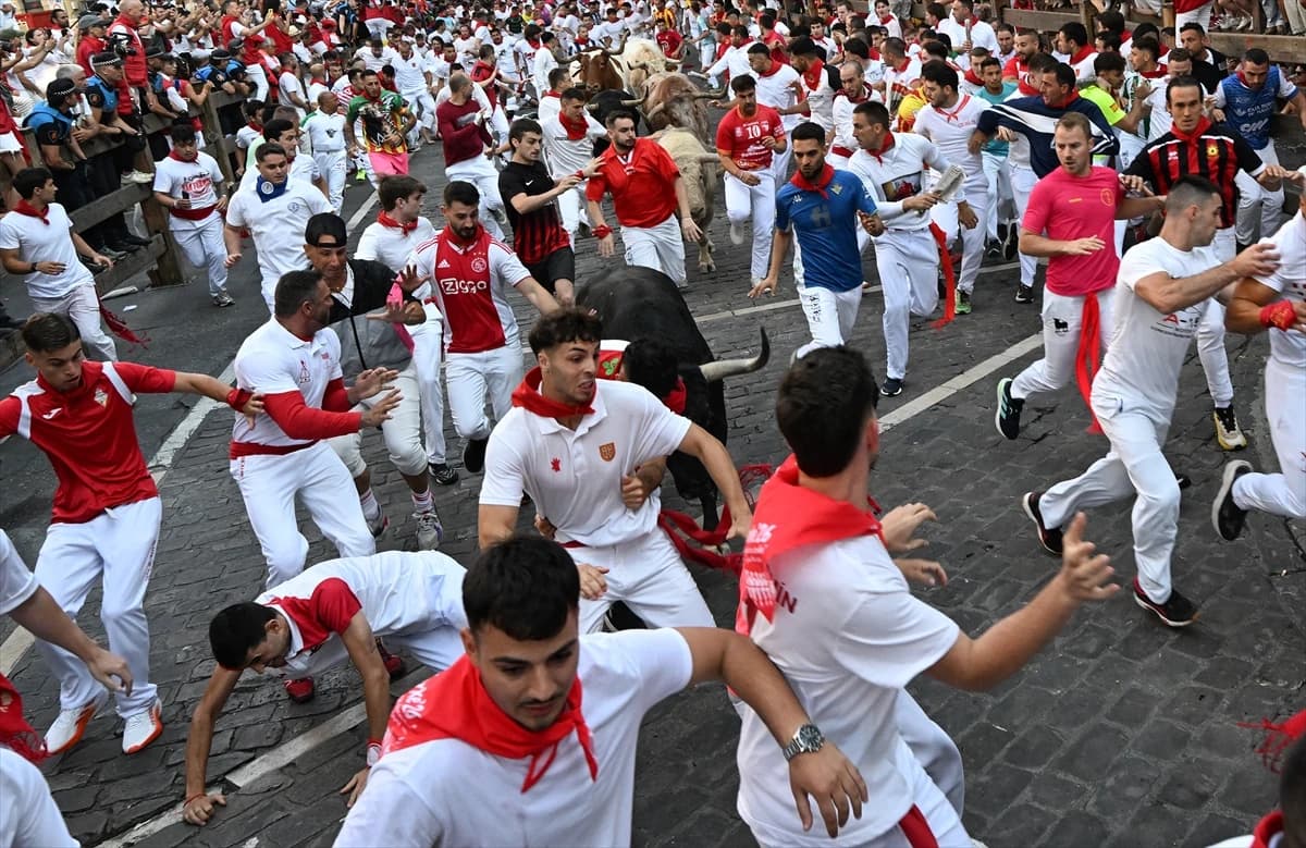 Havuzlara atlayan gençlere 750 avroluk engel
