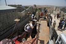 Binlerce Suriyeli evlerine dönmeye devam ediyor