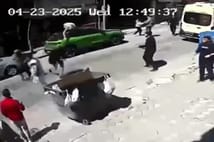 Zeytinburnu'nda bir vatandaş balkondan atladı