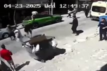 Zeytinburnu'nda bir vatandaş balkondan atladı