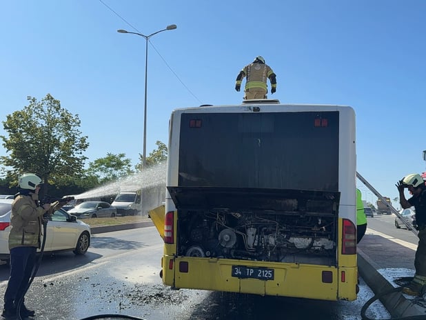 Bir İETT otobüsünde daha yangın çıktı