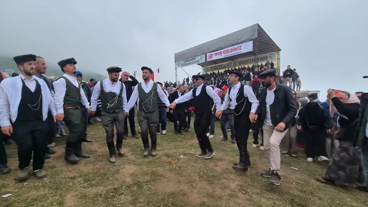 Fatih’in namaz kıldığı açık camide binlerce kişilik cuma safı