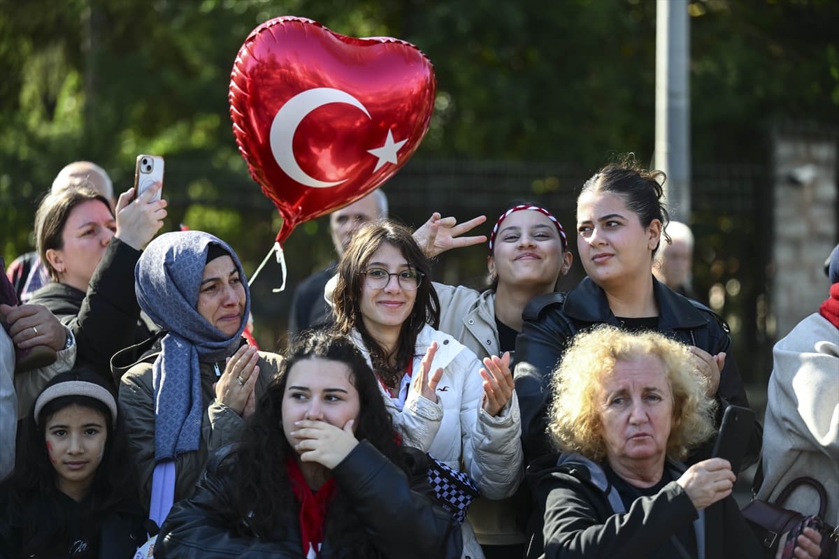 Vatan Caddesi'nde Cumhuriyet'in 102 yıllık gururu: İstanbul ayakta!