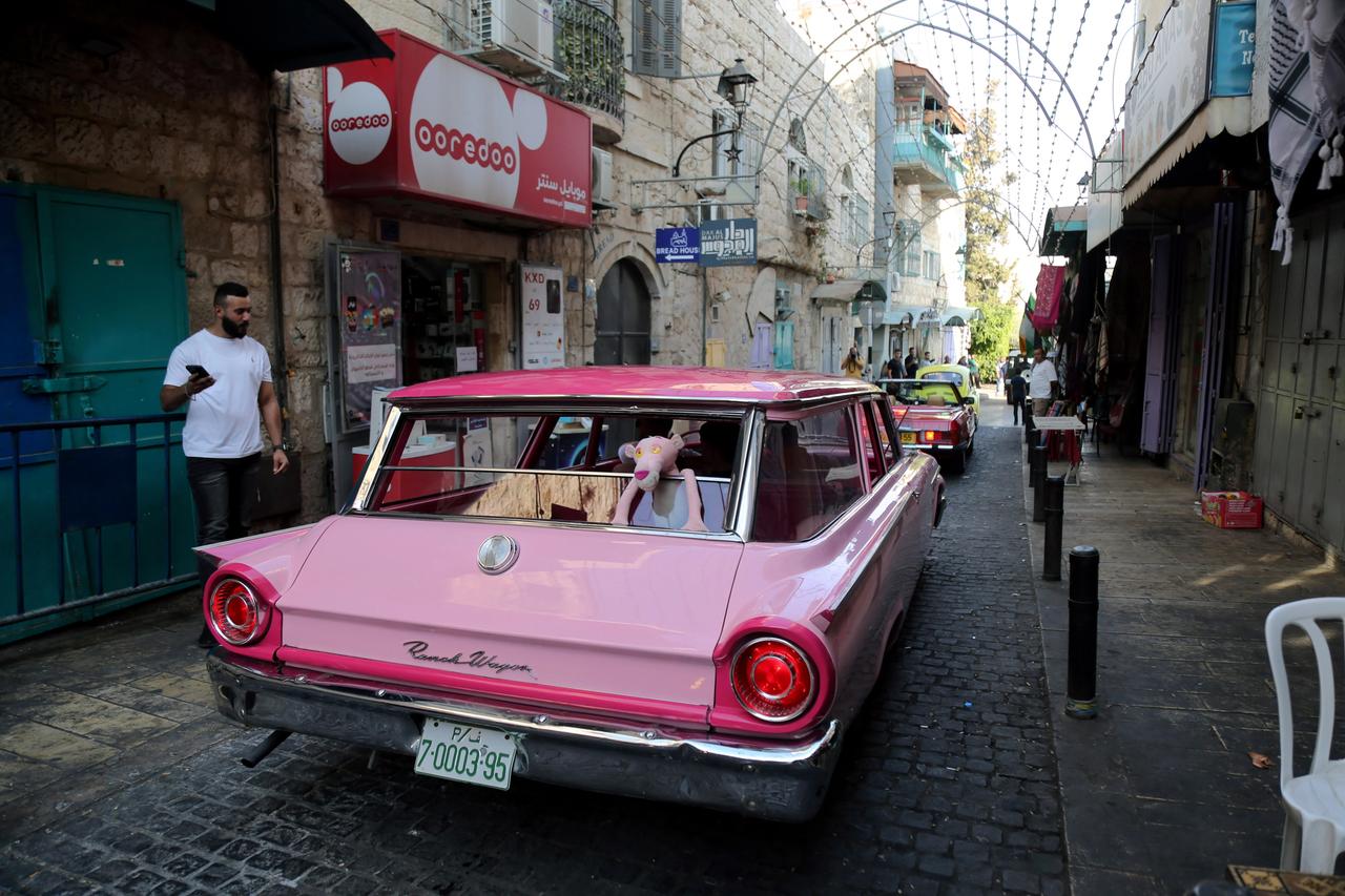 Batı Şeria sokakları klasik otomobillerle şenlendi