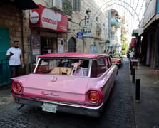 İşgal altındaki Batı Şeria'da sokaklar klasik otomobillerle şenlendi