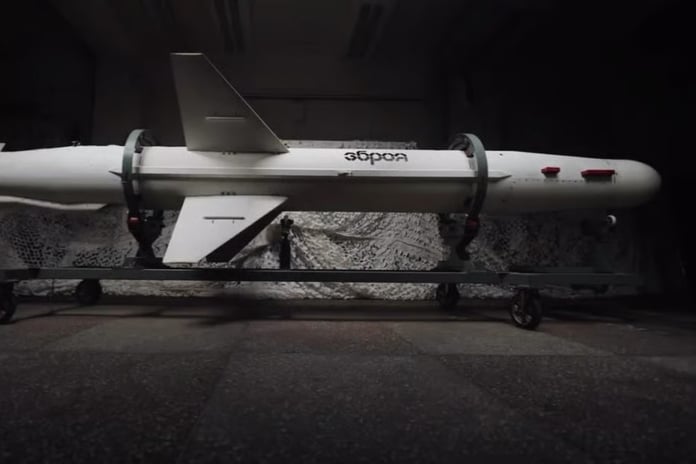 Ukrayna, 1.000 kilometre menzilli Uzun Neptün seyir füzesini tanıttı