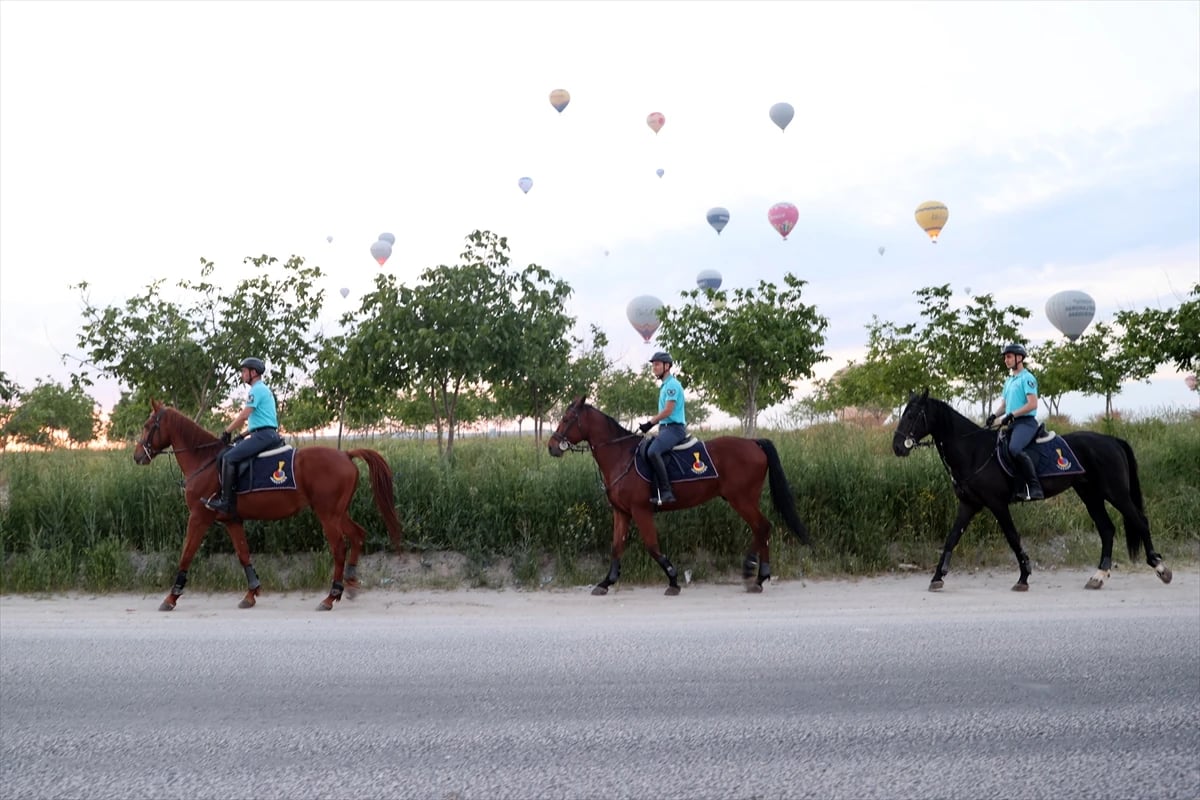 Kapadokya semalarında nefes kesen gösteri: JÖAK paraşüt timi sıcak hava balonundan atladı