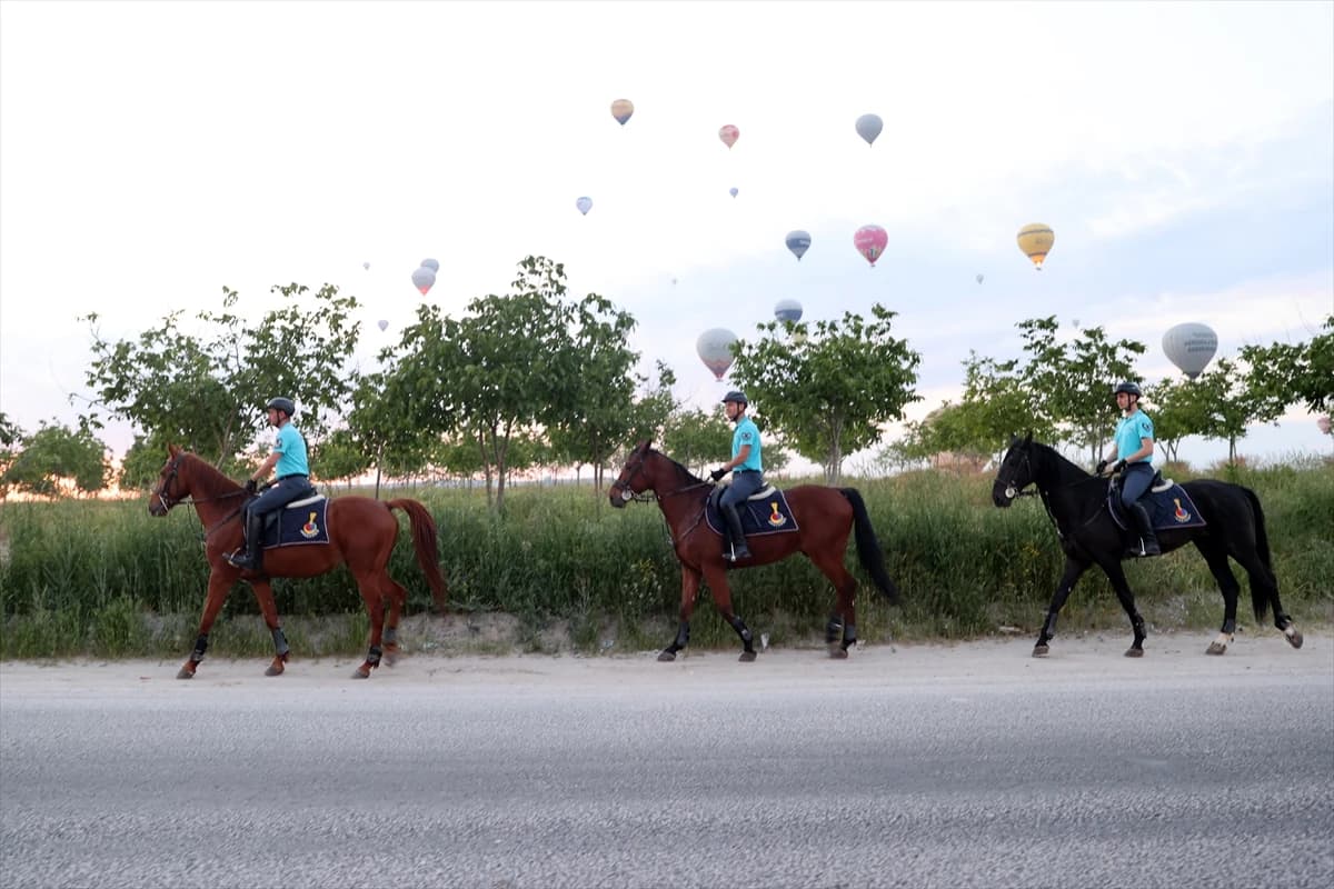 Kapadokya semalarında nefes kesen gösteri: JÖAK paraşüt timi sıcak hava balonundan atladı