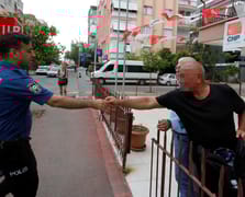 Kaybolan akıllı saatini GPRS ile takip eden turist polisle baskın yaptı