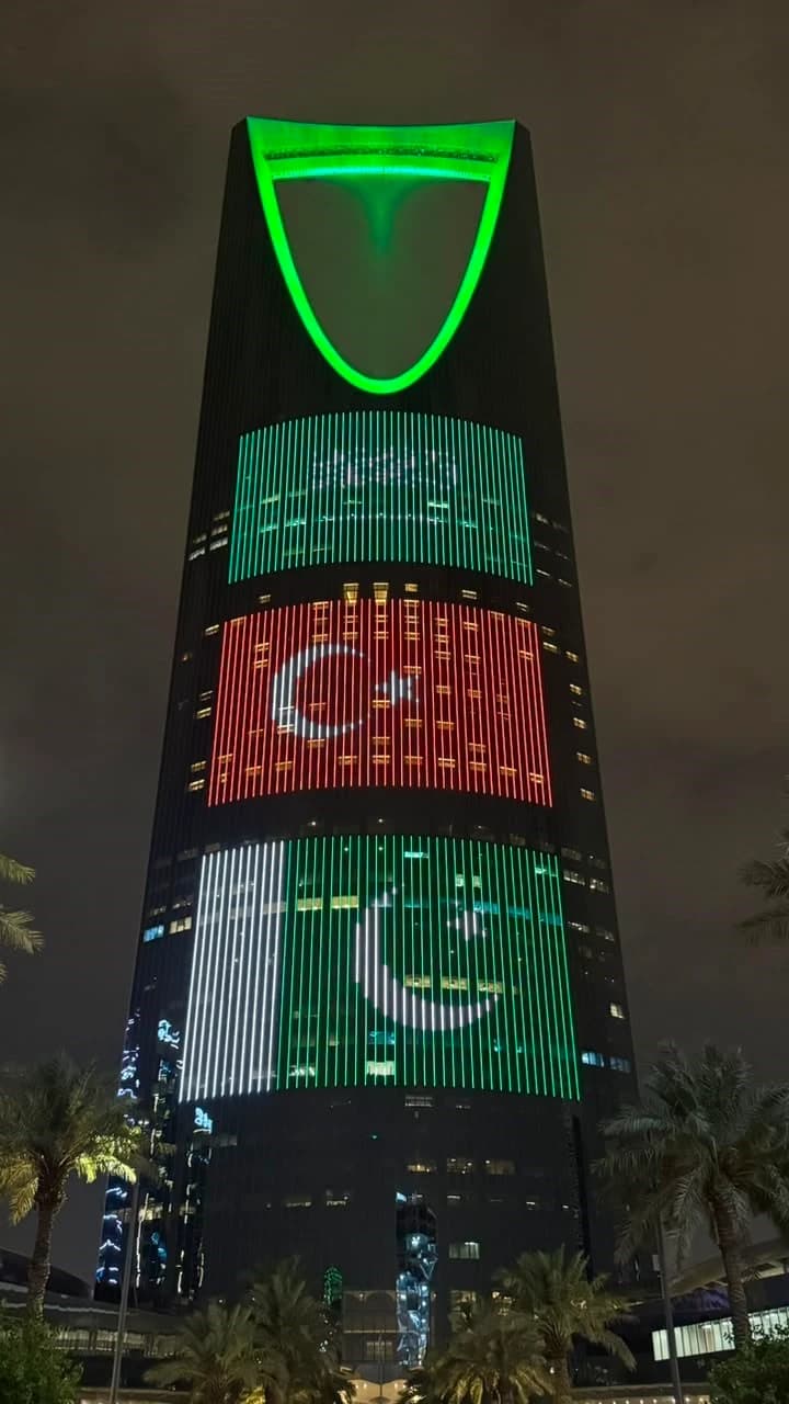 Suudi Arabistan sokakları ittifak ülkelerinin bayraklarıyla ışıklandırıldı