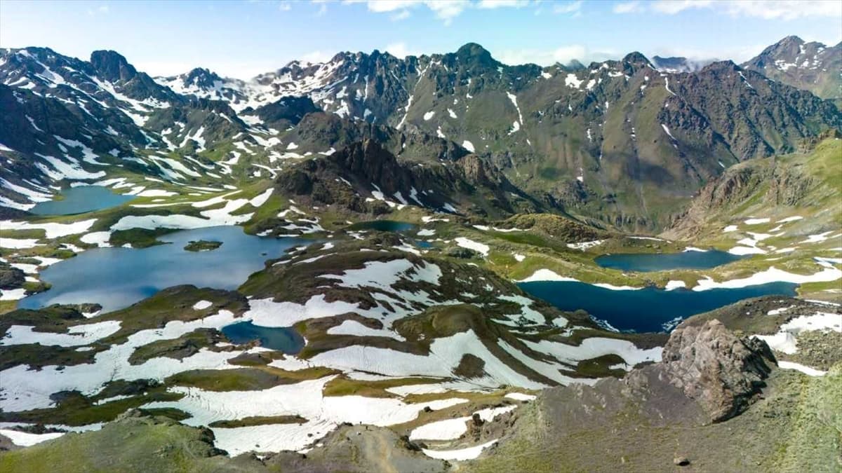 Erzurum'da 3 bin 200 rakımdaki Yedigöller'de kar ve yaz bir arada