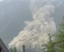 Buzul çökmesi sonucu bir köy yok oldu