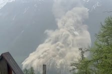 Buzul çökmesi sonucu bir köy yok oldu