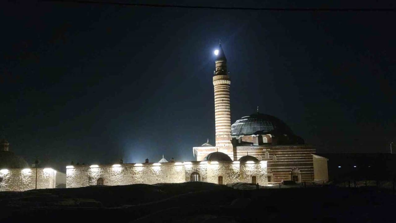Van Kalesi’nde dolunay şöleni: Tarih ile birleşti