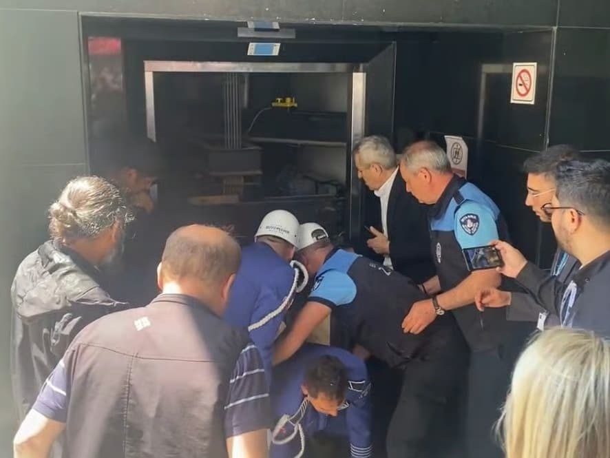 İlhan Şeşen’in cenazesi asansörde mahsur kaldı
