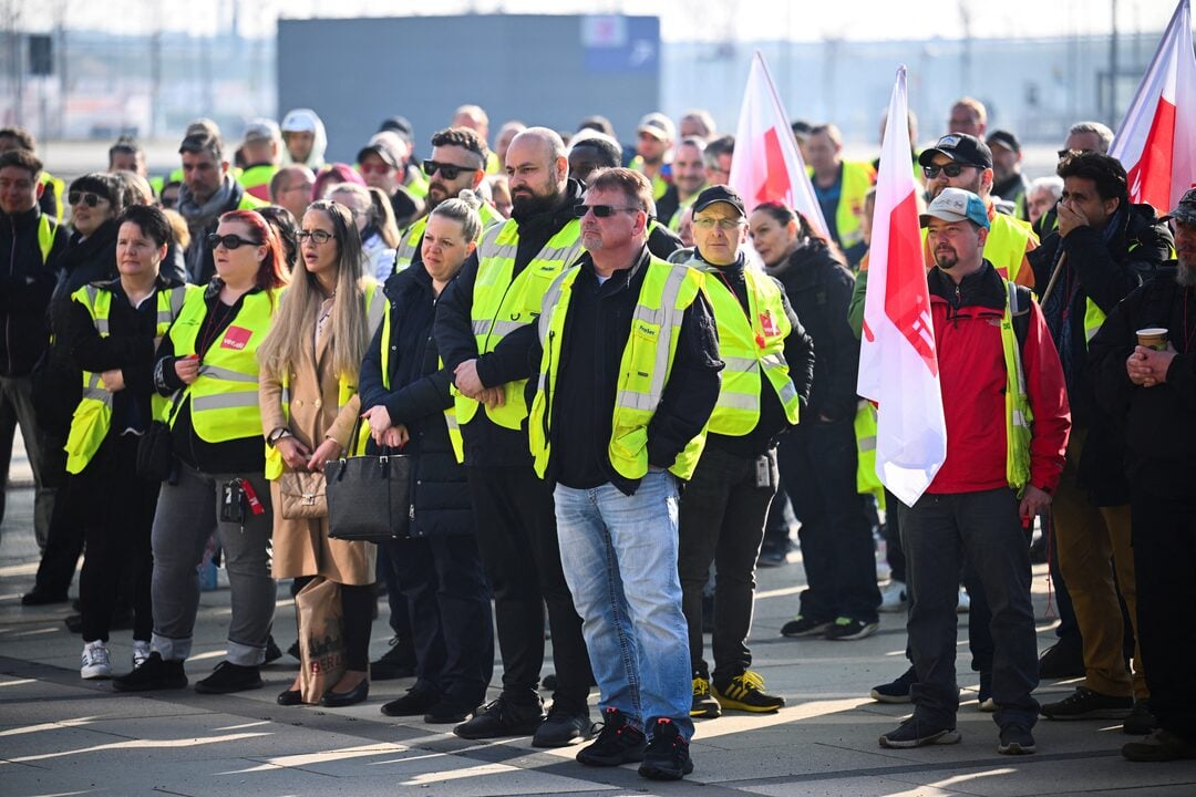 Avrupa'daki grevler havalimanlarında ciddi aksamalara neden oluyor - Reuters