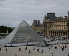 Fransa'nın başkenti Paris'teki Louvre Müzesi'nden tarihi mücevherler çalındı