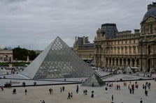 Fransa'nın başkenti Paris'teki Louvre Müzesi'nden tarihi mücevherler çalındı