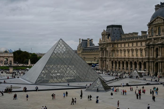 Fransa'nın başkenti Paris'teki Louvre Müzesi'nden tarihi mücevherler çalındı
