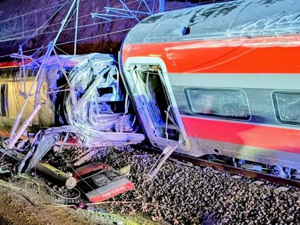 İspanya'da tren kazası: 39 ölü