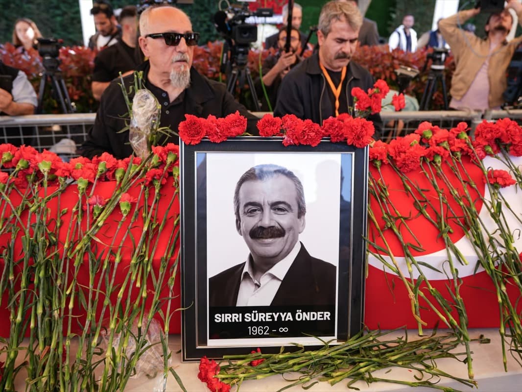 Sırrı Süreyya Önder son yolculuğuna uğurlanıyor