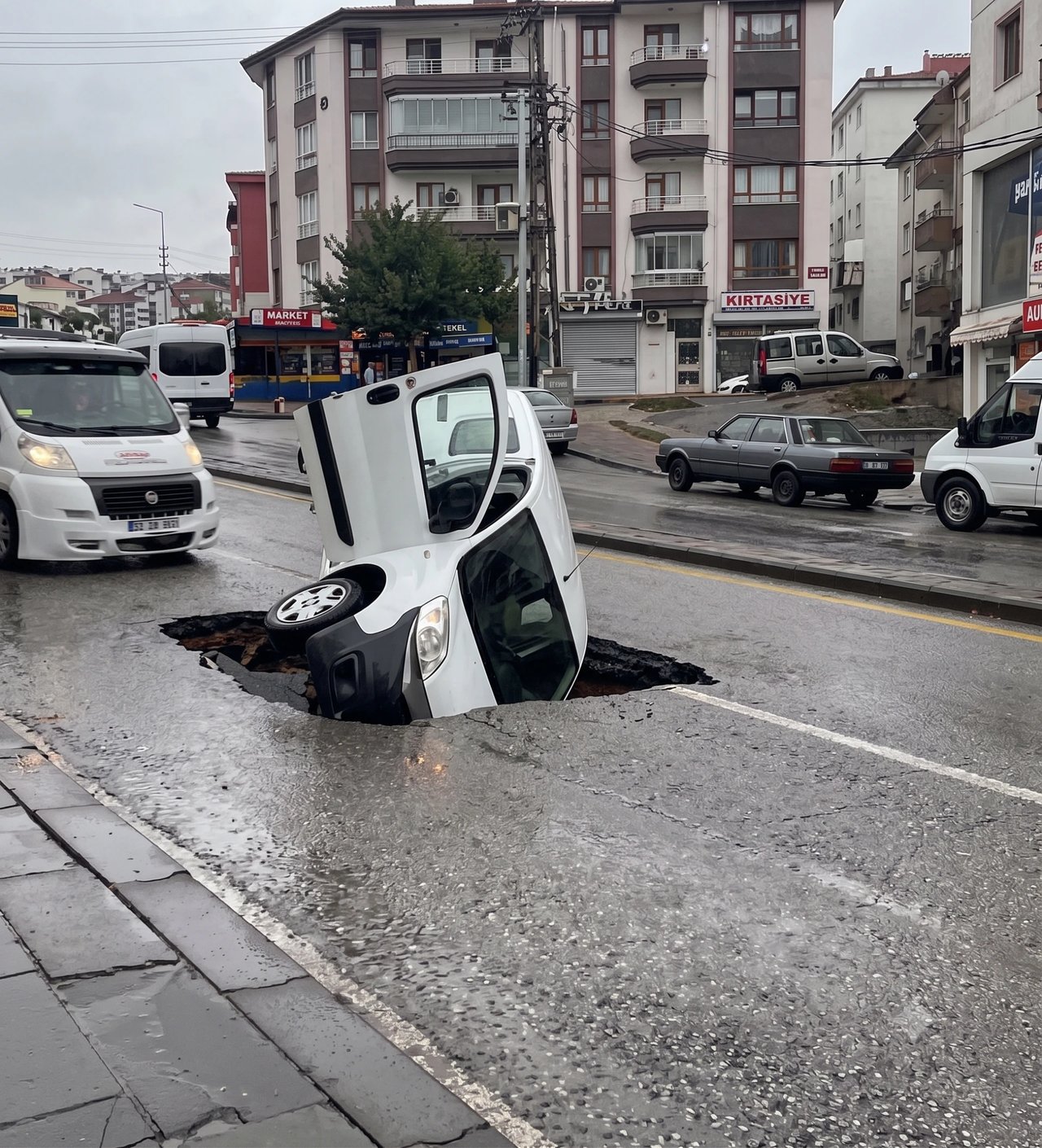 Yolun çöktüğünü fark edemeyen sürücü, yönetimindeki ticari araçla çukura düştü