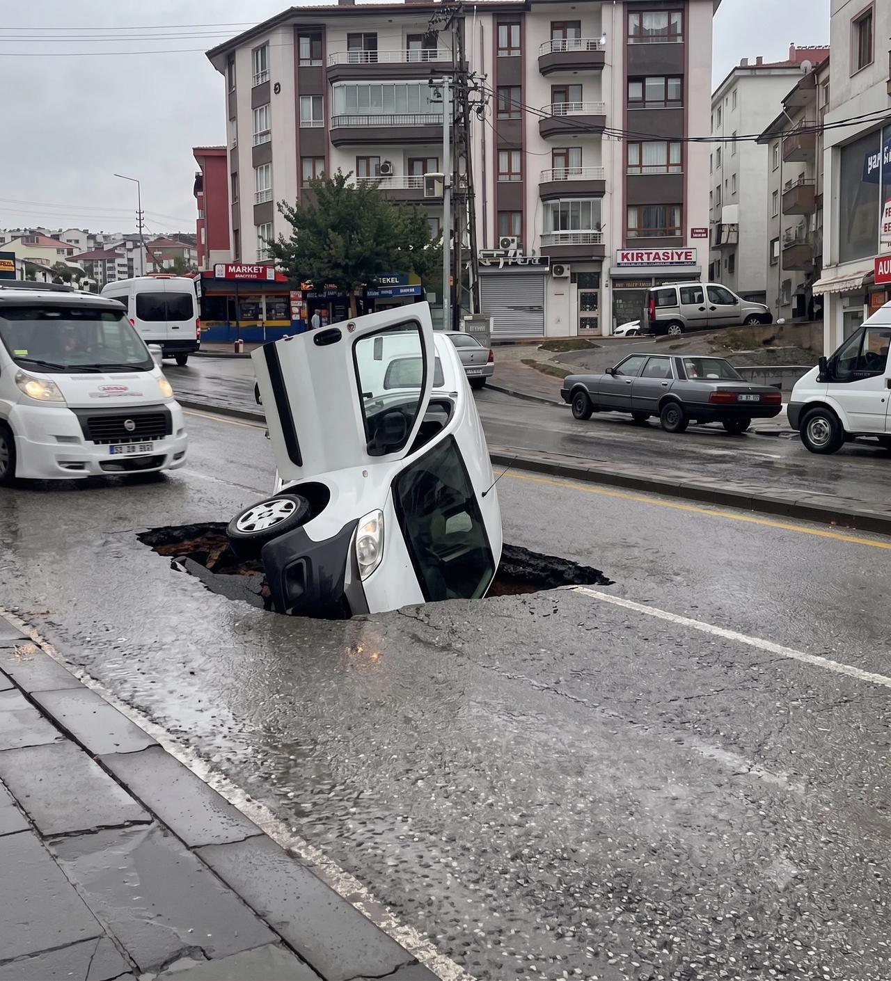 Yolun çöktüğünü fark edemeyen sürücü, yönetimindeki ticari araçla çukura düştü