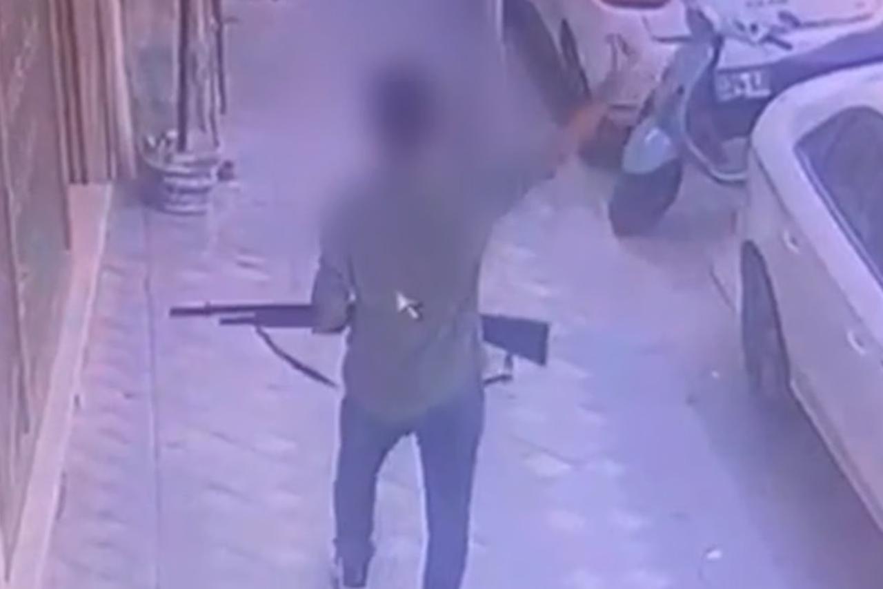 Sokakta tüfekle gezen şahıs polis ekiplerince gözaltına alındı