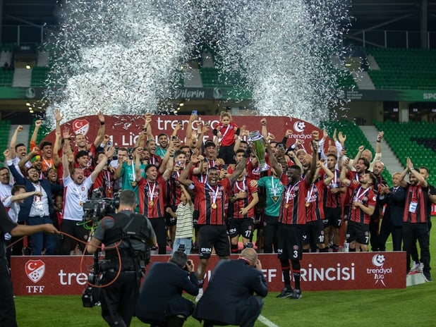 Sakarya'da büyük heyecan: Fatih Karagümrük, geri dönüş yaptığı maçta Bandırmaspor'u mağlup ederek Süper Lig'in son biletini aldı