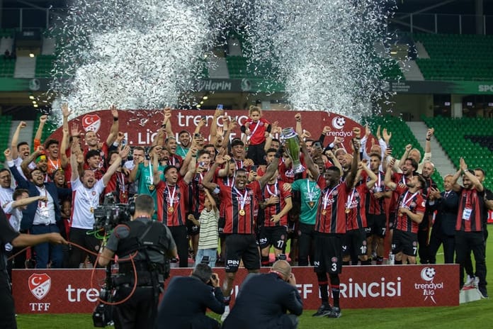 Sakarya'da büyük heyecan: Fatih Karagümrük, geri dönüş yaptığı maçta Bandırmaspor'u mağlup ederek Süper Lig'in son biletini aldı