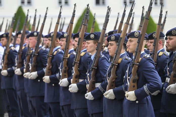 Almanya Savunma Bakanı Pistorius, ülkesinin yaklaşık 60 bin askere daha ihtiyacının olduğunu belirtti